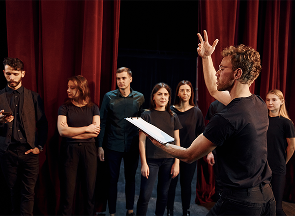 Improvisação Criativa: Corpo, Som e Jogo na Prática Cênica