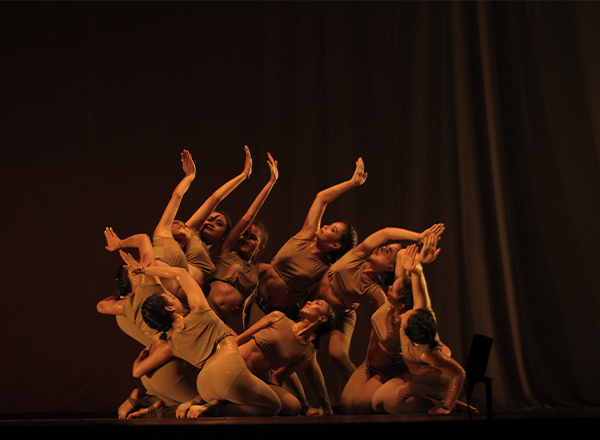 Atuação Cênica e Performativa: da História à Expressão Contemporânea